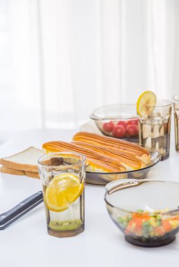 Taze meyve ve sebzeli salata