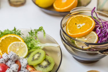 Taze meyve ve sebzeli salata