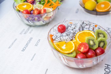 Taze meyve ve sebzeli salata