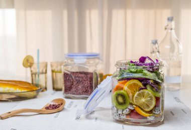 Taze meyve ve sebzeli salata