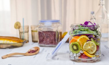 Taze meyve ve sebzeli salata