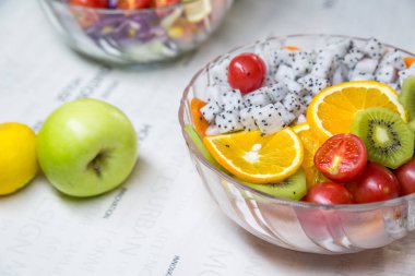 Taze meyve ve sebzeli salata