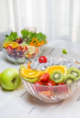 Taze meyve ve sebzeli salata