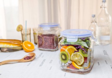 Taze meyve ve sebzeli salata