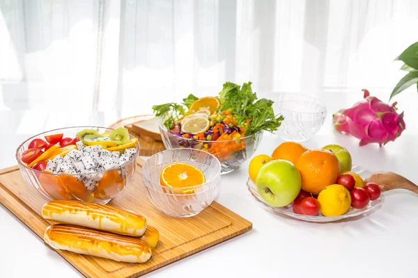 Taze meyve ve sebzeli salata