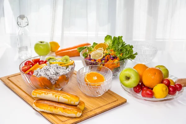 Taze meyve ve sebzeli salata