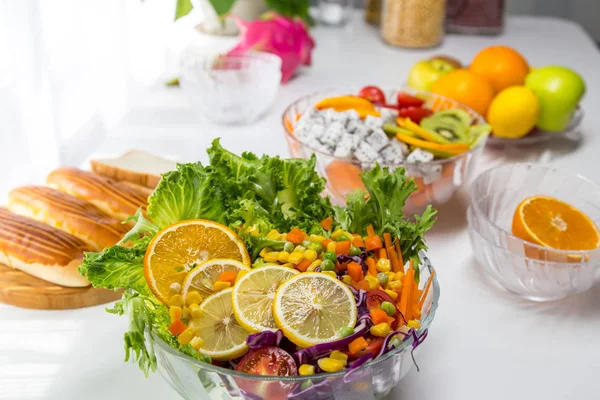 Taze meyve ve sebzeli salata