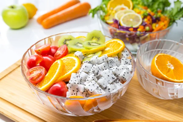 Taze meyve ve sebzeli salata