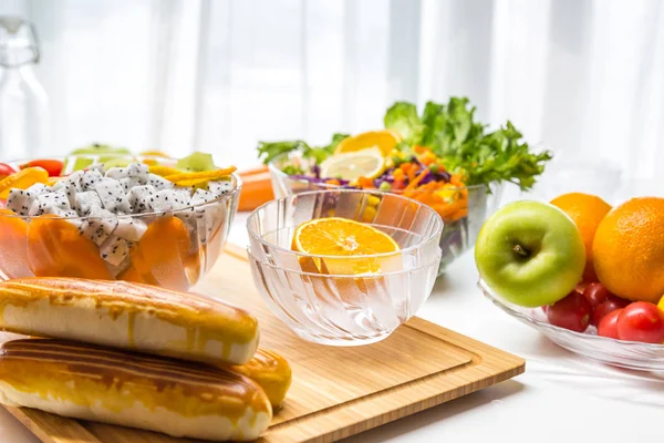 Taze meyve ve sebzeli salata