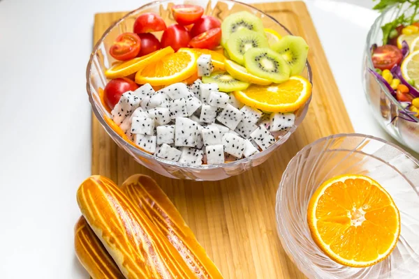 Taze meyve ve sebzeli salata