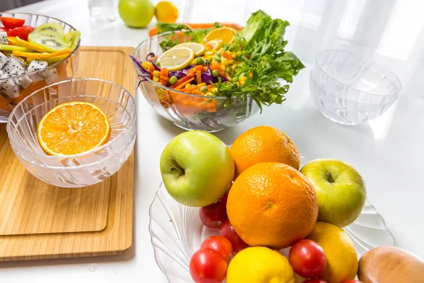 Taze meyve ve sebzeli salata