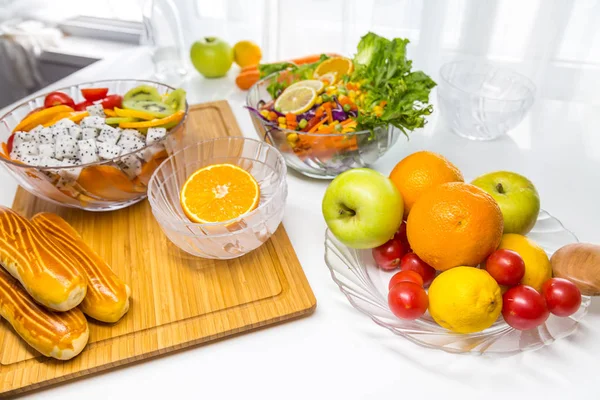 Taze meyve ve sebzeli salata