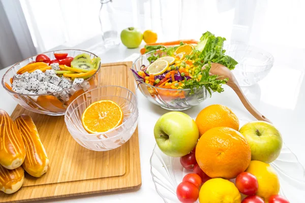 Taze meyve ve sebzeli salata