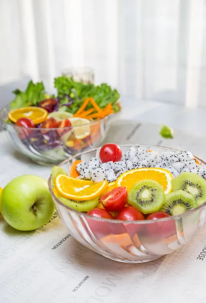 Taze meyve ve sebzeli salata