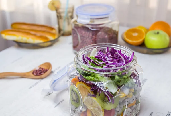 Taze meyve ve sebzeli salata