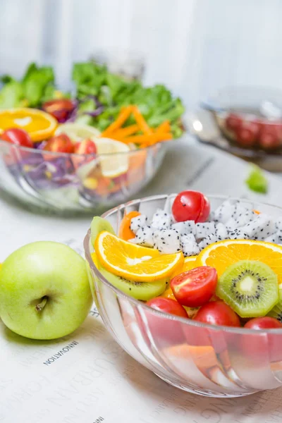 Taze meyve ve sebzeli salata