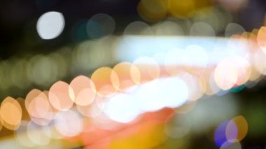 Odaklanamayan gece trafik ışıkları