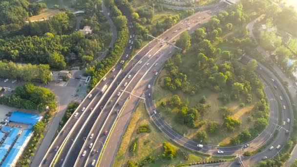Luftaufnahme Der Vielbefahrenen Verkehrskreuzung Ansichtszeit Sonnenuntergang — Stockvideo