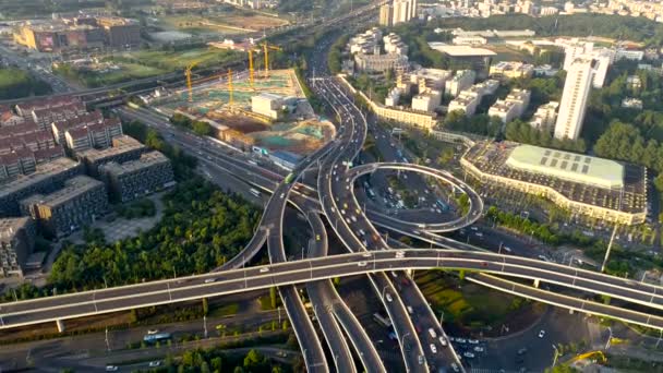 Vista Aérea Intersección Tráfico Ocupado Hora Puesta Del Sol Vista — Vídeo de stock