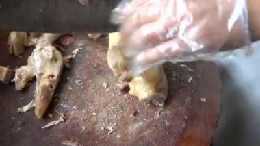 Çin Restoran şefi Kızarmış Pekin ördeği dilimleme. Beijing, Çin