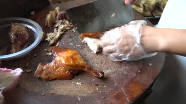 Çin Restoran şefi Kızarmış Pekin ördeği dilimleme. Beijing, Çin