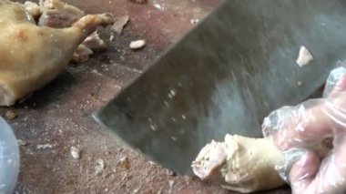 Çin Restoran şefi Kızarmış Pekin ördeği dilimleme. Beijing, Çin