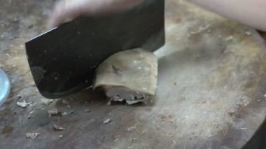 Çin Restoran şefi Kızarmış Pekin ördeği dilimleme. Beijing, Çin