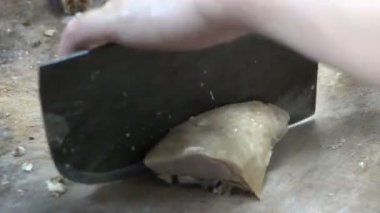 Çin Restoran şefi Kızarmış Pekin ördeği dilimleme. Beijing, Çin