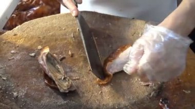Çin Restoran şefi Kızarmış Pekin ördeği dilimleme. Beijing, Çin