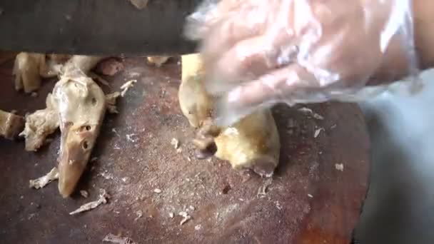 Šéfkuchař Restaurace China Krájení Plátky Pečená Pekingská Kachna Peking Čína — Stock video