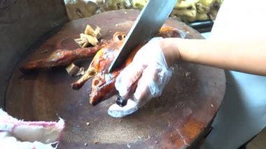 Çin Restoran şefi Kızarmış Pekin ördeği dilimleme. Beijing, Çin
