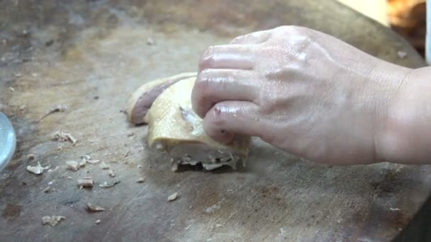 中国餐厅的主厨正在切烤北京烤鸭 — 图库视频影像
