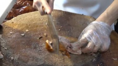 Çin Restoran şefi Kızarmış Pekin ördeği dilimleme. Beijing, Çin