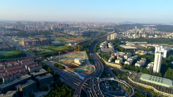 Luftaufnahme Der Vielbefahrenen Verkehrskreuzung Ansichtszeit Sonnenuntergang — Stockvideo