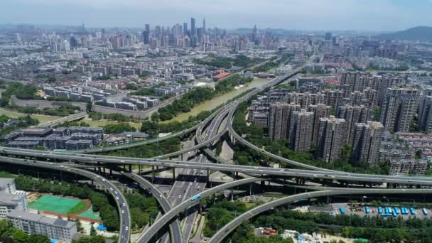 Luchtfoto Van Drukke Verkeer Kruispunt Bovenaanzicht — Stockvideo