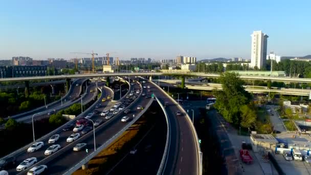 Yoğun Trafik Kavşağı Üstten Görünüm Günbatımı Zamanı Havadan Görünümü — Stok video