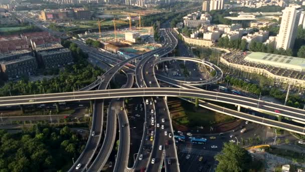 Vista Aérea Intersección Tráfico Ocupado Vista Superior Hora Puesta Del — Vídeo de stock