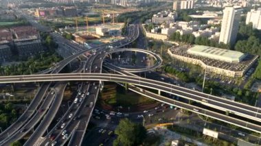 Yoğun trafik Kavşağı, üstten görünüm, günbatımı zamanı havadan görünümü