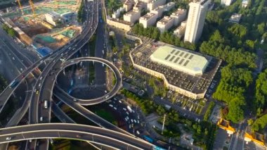 Yoğun trafik Kavşağı, üstten görünüm, günbatımı zamanı havadan görünümü