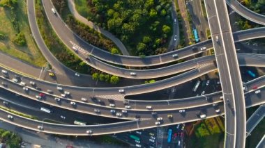 Yoğun trafik Kavşağı, üstten görünüm, günbatımı zamanı havadan görünümü