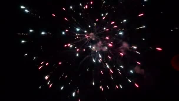 Bokeh et flou de feux d'artifice explosant la nuit dans le ciel .