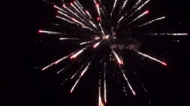 Bokeh ve bulanıklık geceleri gökyüzünde patlayan havai fişek.