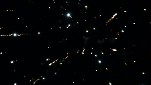 Bokeh et flou de feux d'artifice explosant la nuit dans le ciel .