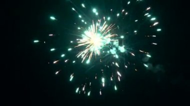 Bokeh ve bulanıklık geceleri gökyüzünde patlayan havai fişek.