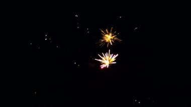 Bokeh ve bulanıklık geceleri gökyüzünde patlayan havai fişek.