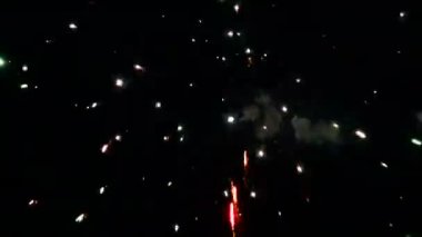 Bokeh ve bulanıklık geceleri gökyüzünde patlayan havai fişek.