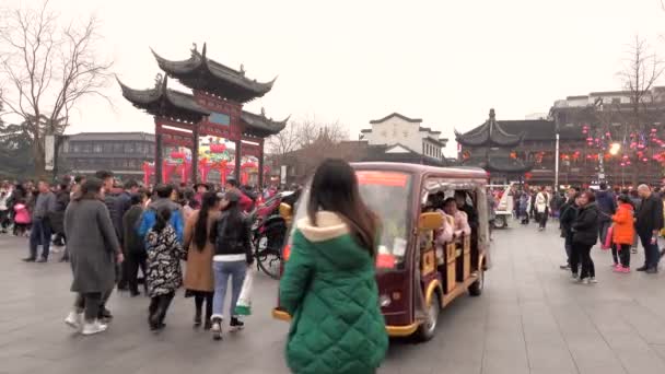 Feb 2018 の提灯を見て孔子廟で混雑 南京秦ランタン フェスティバルは最古かつ最大の春祭りの間に中国の民間の活動 — ストック動画