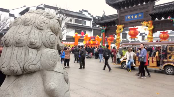 2018年2月26日 中国南京 人们挤在孔庙里看灯笼 南京秦怀元宵节是中国春节期间最古老 规模最大的民间活动之一 — 图库视频影像