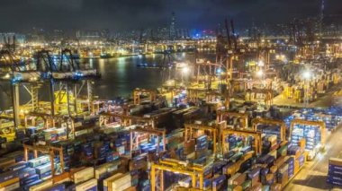 Zaman atlamalı Hong Kong konteyner terminali geceleri - Hong Kong Kwai Tsing konteyner terminalleri dünyanın en işlek liman biridir.