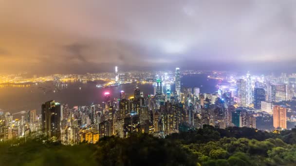 夜の香港スカイラインの街並のタイムラプス — ストック動画